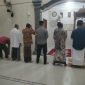 Personel Polsek Puloampel bersama warga melaksanakan salat Subuh berjamaah dalam kegiatan Subuh Keliling di Masjid Al-Iqro, Desa Binaannya.
