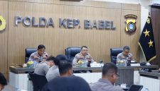 Kombes Pol Agus Sugiyarso (kiri), Kombes Pol Harry Goldenhardt (tengah), dan Zaky (kanan) mengikuti kegiatan supervisi Divisi Humas Polri di Polda Kepulauan Bangka Belitung.