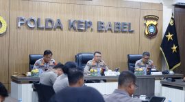 Kombes Pol Agus Sugiyarso (kiri), Kombes Pol Harry Goldenhardt (tengah), dan Zaky (kanan) mengikuti kegiatan supervisi Divisi Humas Polri di Polda Kepulauan Bangka Belitung.