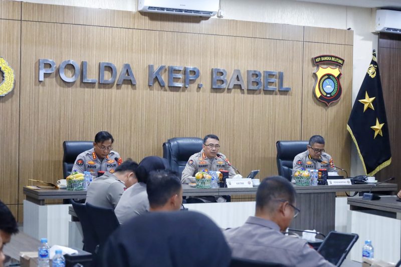 Kombes Pol Agus Sugiyarso (kiri), Kombes Pol Harry Goldenhardt (tengah), dan Zaky (kanan) mengikuti kegiatan supervisi Divisi Humas Polri di Polda Kepulauan Bangka Belitung.