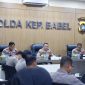 Kombes Pol Agus Sugiyarso (kiri), Kombes Pol Harry Goldenhardt (tengah), dan Zaky (kanan) mengikuti kegiatan supervisi Divisi Humas Polri di Polda Kepulauan Bangka Belitung.