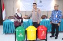 Wakapolsek Kalideres AKP Aep Haryaman, S.H., M.H. (tengah) bersama Direktur PT MBK Ventura Susanti Gandaatmaja (kiri) dan Camat Kalideres Ziki Zulkarnain (kanan) dalam kegiatan edukasi literasi keuangan dan pemberian tempat sampah pilah.