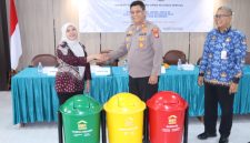 Wakapolsek Kalideres AKP Aep Haryaman, S.H., M.H. (tengah) bersama Direktur PT MBK Ventura Susanti Gandaatmaja (kiri) dan Camat Kalideres Ziki Zulkarnain (kanan) dalam kegiatan edukasi literasi keuangan dan pemberian tempat sampah pilah.
