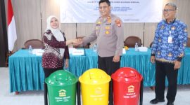 Wakapolsek Kalideres AKP Aep Haryaman, S.H., M.H. (tengah) bersama Direktur PT MBK Ventura Susanti Gandaatmaja (kiri) dan Camat Kalideres Ziki Zulkarnain (kanan) dalam kegiatan edukasi literasi keuangan dan pemberian tempat sampah pilah.