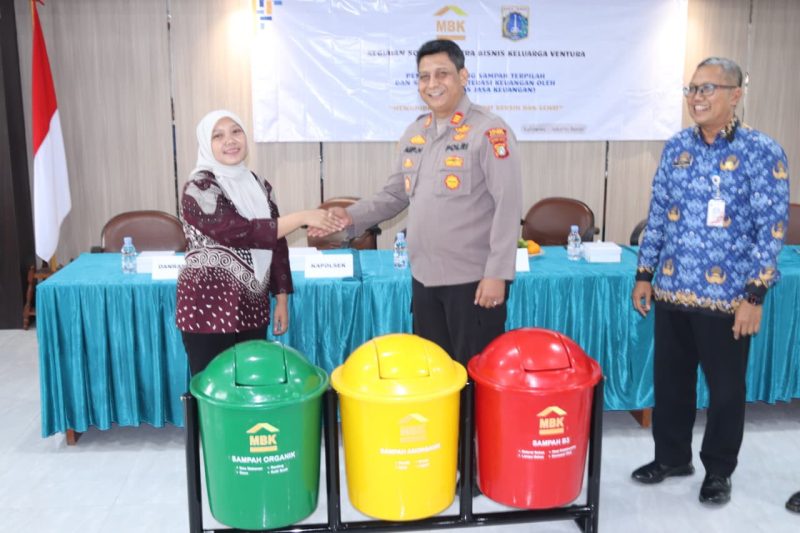 Wakapolsek Kalideres AKP Aep Haryaman, S.H., M.H. (tengah) bersama Direktur PT MBK Ventura Susanti Gandaatmaja (kiri) dan Camat Kalideres Ziki Zulkarnain (kanan) dalam kegiatan edukasi literasi keuangan dan pemberian tempat sampah pilah.