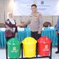 Wakapolsek Kalideres AKP Aep Haryaman, S.H., M.H. (tengah) bersama Direktur PT MBK Ventura Susanti Gandaatmaja (kiri) dan Camat Kalideres Ziki Zulkarnain (kanan) dalam kegiatan edukasi literasi keuangan dan pemberian tempat sampah pilah.