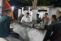 Ketua Tanfidziyah PWNU Banten KH. Hafiz Gunawan berbincang dan memberikan arahan serta motivasi kepada para Nahdliyin usai ziarah ke makam Pangeran Sunyararas(dok.Rizky/Metrosiar)