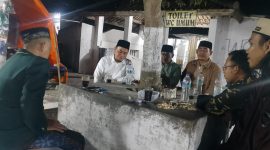 Ketua Tanfidziyah PWNU Banten KH. Hafiz Gunawan berbincang dan memberikan arahan serta motivasi kepada para Nahdliyin usai ziarah ke makam Pangeran Sunyararas(dok.Rizky/Metrosiar)