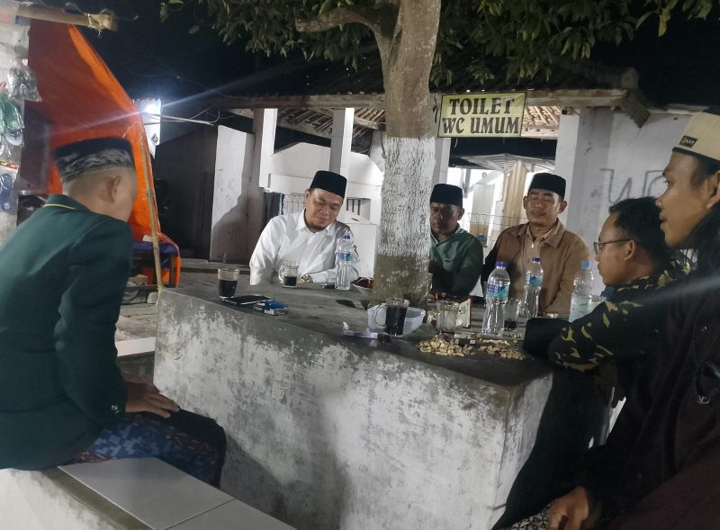 Ketua Tanfidziyah PWNU Banten KH. Hafiz Gunawan berbincang dan memberikan arahan serta motivasi kepada para Nahdliyin usai ziarah ke makam Pangeran Sunyararas(dok.Rizky/Metrosiar)
