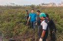 Petugas gabungan melakukan pemeriksaan di lokasi penemuan kerangka manusia di lahan kosong Sukamantri, Kecamatan Pasar Kemis, Kabupaten Tangerang.