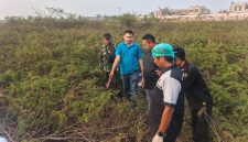 Petugas gabungan melakukan pemeriksaan di lokasi penemuan kerangka manusia di lahan kosong Sukamantri, Kecamatan Pasar Kemis, Kabupaten Tangerang.