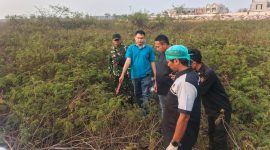Petugas gabungan melakukan pemeriksaan di lokasi penemuan kerangka manusia di lahan kosong Sukamantri, Kecamatan Pasar Kemis, Kabupaten Tangerang.