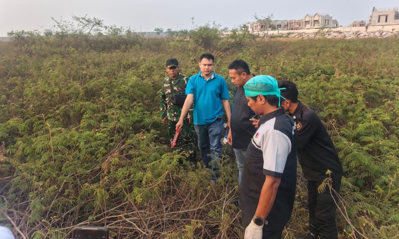 Petugas gabungan melakukan pemeriksaan di lokasi penemuan kerangka manusia di lahan kosong Sukamantri, Kecamatan Pasar Kemis, Kabupaten Tangerang.