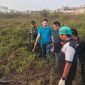Petugas gabungan melakukan pemeriksaan di lokasi penemuan kerangka manusia di lahan kosong Sukamantri, Kecamatan Pasar Kemis, Kabupaten Tangerang.