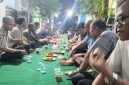 Warga dan para tamu undangan mengikuti acara syukuran peresmian Jalan Arjuna dalam suasana penuh kebersamaan.