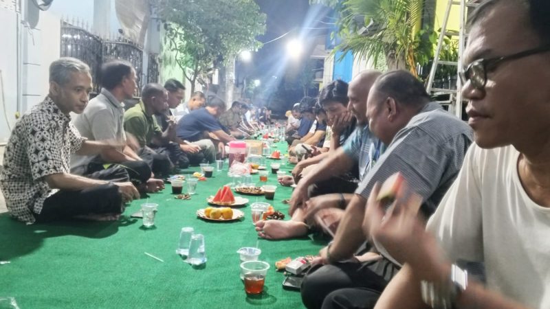Warga dan para tamu undangan mengikuti acara syukuran peresmian Jalan Arjuna dalam suasana penuh kebersamaan.