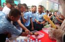 Antusiasme peserta Fun Walk dan Fun Run saat menerima makanan dan minuman di Stand UMKM Kodim 0510/Tigaraksa.