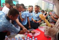 Antusiasme peserta Fun Walk dan Fun Run saat menerima makanan dan minuman di Stand UMKM Kodim 0510/Tigaraksa.