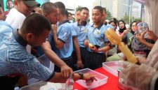Antusiasme peserta Fun Walk dan Fun Run saat menerima makanan dan minuman di Stand UMKM Kodim 0510/Tigaraksa.
