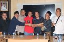 Bupati Tangerang Moch. Maesyal Rasyid (ketiga dari kanan) bersama para pihak terkait menunjukkan kebersamaan usai tercapainya kesepakatan damai dalam penyelesaian persoalan di Kecamatan Rajeg.