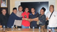 Bupati Tangerang Moch. Maesyal Rasyid (ketiga dari kanan) bersama para pihak terkait menunjukkan kebersamaan usai tercapainya kesepakatan damai dalam penyelesaian persoalan di Kecamatan Rajeg.