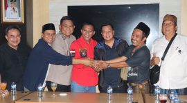 Bupati Tangerang Moch. Maesyal Rasyid (ketiga dari kanan) bersama para pihak terkait menunjukkan kebersamaan usai tercapainya kesepakatan damai dalam penyelesaian persoalan di Kecamatan Rajeg.