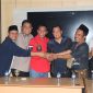 Bupati Tangerang Moch. Maesyal Rasyid (ketiga dari kanan) bersama para pihak terkait menunjukkan kebersamaan usai tercapainya kesepakatan damai dalam penyelesaian persoalan di Kecamatan Rajeg.