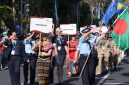 Peserta Parade IAWP 2026 dari berbagai negara berjalan dalam iring-iringan dengan membawa papan nama negara dan mengenakan seragam serta pakaian tradisional masing-masing. Parade berlangsung di kawasan Lapangan Puputan Renon, Denpasar, Bali.