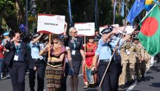 Peserta Parade IAWP 2026 dari berbagai negara berjalan dalam iring-iringan dengan membawa papan nama negara dan mengenakan seragam serta pakaian tradisional masing-masing. Parade berlangsung di kawasan Lapangan Puputan Renon, Denpasar, Bali.