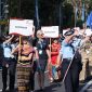 Peserta Parade IAWP 2026 dari berbagai negara berjalan dalam iring-iringan dengan membawa papan nama negara dan mengenakan seragam serta pakaian tradisional masing-masing. Parade berlangsung di kawasan Lapangan Puputan Renon, Denpasar, Bali.