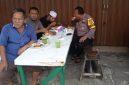 Personel Polresta Tangerang mendampingi santri saat sarapan sebelum melanjutkan perjalanan menuju stasiun.