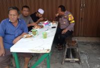 Personel Polresta Tangerang mendampingi santri saat sarapan sebelum melanjutkan perjalanan menuju stasiun.