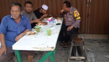 Personel Polresta Tangerang mendampingi santri saat sarapan sebelum melanjutkan perjalanan menuju stasiun.