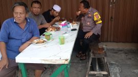 Personel Polresta Tangerang mendampingi santri saat sarapan sebelum melanjutkan perjalanan menuju stasiun.