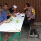 Personel Polresta Tangerang mendampingi santri saat sarapan sebelum melanjutkan perjalanan menuju stasiun.