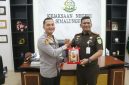 Kapolres Simalungun AKBP Dr. Hendri Nupia Dinka Barus, S.H., S.I.K., M.M. (kiri) bersama Kepala Kejaksaan Negeri Simalungun Munawal Hadi (kanan) dalam kunjungan silaturahmi di Kantor Kejaksaan Negeri Simalungun.