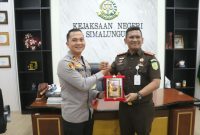 Kapolres Simalungun AKBP Dr. Hendri Nupia Dinka Barus, S.H., S.I.K., M.M. (kiri) bersama Kepala Kejaksaan Negeri Simalungun Munawal Hadi (kanan) dalam kunjungan silaturahmi di Kantor Kejaksaan Negeri Simalungun.