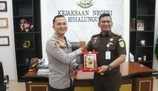 Kapolres Simalungun AKBP Dr. Hendri Nupia Dinka Barus, S.H., S.I.K., M.M. (kiri) bersama Kepala Kejaksaan Negeri Simalungun Munawal Hadi (kanan) dalam kunjungan silaturahmi di Kantor Kejaksaan Negeri Simalungun.