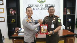 Kapolres Simalungun AKBP Dr. Hendri Nupia Dinka Barus, S.H., S.I.K., M.M. (kiri) bersama Kepala Kejaksaan Negeri Simalungun Munawal Hadi (kanan) dalam kunjungan silaturahmi di Kantor Kejaksaan Negeri Simalungun.