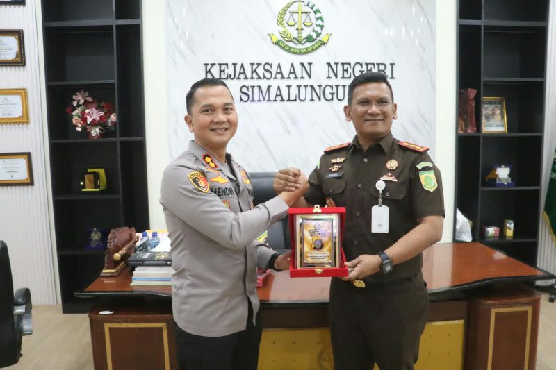 Kapolres Simalungun AKBP Dr. Hendri Nupia Dinka Barus, S.H., S.I.K., M.M. (kiri) bersama Kepala Kejaksaan Negeri Simalungun Munawal Hadi (kanan) dalam kunjungan silaturahmi di Kantor Kejaksaan Negeri Simalungun.