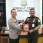 Kapolres Simalungun AKBP Dr. Hendri Nupia Dinka Barus, S.H., S.I.K., M.M. (kiri) bersama Kepala Kejaksaan Negeri Simalungun Munawal Hadi (kanan) dalam kunjungan silaturahmi di Kantor Kejaksaan Negeri Simalungun.