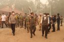 Kapolda Kalimantan Tengah Irjen Pol Iwan Kurniawan (kiri depan) bersama Menteri Kehutanan RI Raja Juli Antoni (tengah) dan jajaran meninjau kawasan KHDTK Tumbang Nusa di tengah kondisi berkabut asap.
