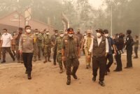 Kapolda Kalimantan Tengah Irjen Pol Iwan Kurniawan (kiri depan) bersama Menteri Kehutanan RI Raja Juli Antoni (tengah) dan jajaran meninjau kawasan KHDTK Tumbang Nusa di tengah kondisi berkabut asap.