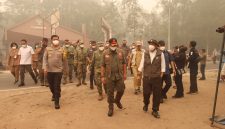 Kapolda Kalimantan Tengah Irjen Pol Iwan Kurniawan (kiri depan) bersama Menteri Kehutanan RI Raja Juli Antoni (tengah) dan jajaran meninjau kawasan KHDTK Tumbang Nusa di tengah kondisi berkabut asap.