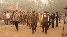 Kapolda Kalimantan Tengah Irjen Pol Iwan Kurniawan (kiri depan) bersama Menteri Kehutanan RI Raja Juli Antoni (tengah) dan jajaran meninjau kawasan KHDTK Tumbang Nusa di tengah kondisi berkabut asap.