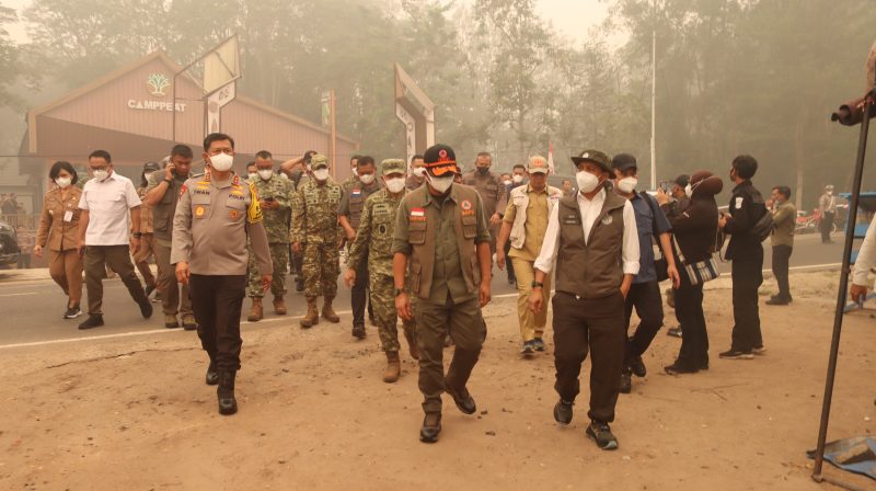 Kapolda Kalimantan Tengah Irjen Pol Iwan Kurniawan (kiri depan) bersama Menteri Kehutanan RI Raja Juli Antoni (tengah) dan jajaran meninjau kawasan KHDTK Tumbang Nusa di tengah kondisi berkabut asap.