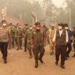 Kapolda Kalimantan Tengah Irjen Pol Iwan Kurniawan (kiri depan) bersama Menteri Kehutanan RI Raja Juli Antoni (tengah) dan jajaran meninjau kawasan KHDTK Tumbang Nusa di tengah kondisi berkabut asap.