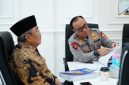 Wakapolri Komjen Pol. Prof. Dr. Dedi Prasetyo, S.H., M.Hum., M.Si., M.M. (kanan) berdiskusi bersama Prof. Dr. H. Jimly Asshiddiqie, S.H., M.H. (kiri) dalam pembahasan Police Governance.