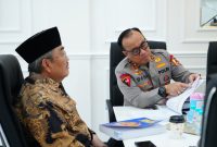 Wakapolri Komjen Pol. Prof. Dr. Dedi Prasetyo, S.H., M.Hum., M.Si., M.M. (kanan) berdiskusi bersama Prof. Dr. H. Jimly Asshiddiqie, S.H., M.H. (kiri) dalam pembahasan Police Governance.
