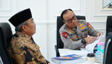 Wakapolri Komjen Pol. Prof. Dr. Dedi Prasetyo, S.H., M.Hum., M.Si., M.M. (kanan) berdiskusi bersama Prof. Dr. H. Jimly Asshiddiqie, S.H., M.H. (kiri) dalam pembahasan Police Governance.